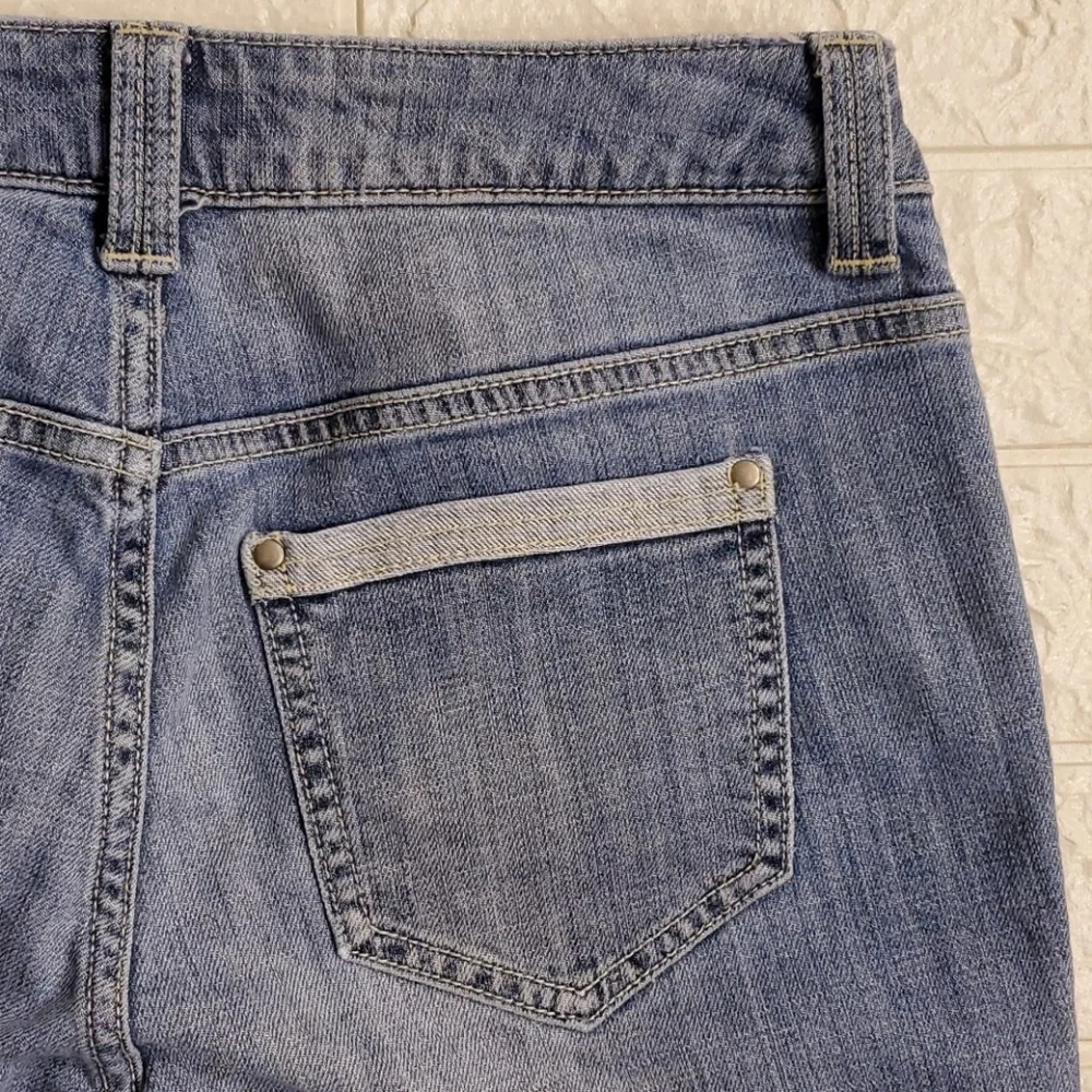 Chicos Platinum Denim Blue Jean Capris NWOT - Picture 7 of 15